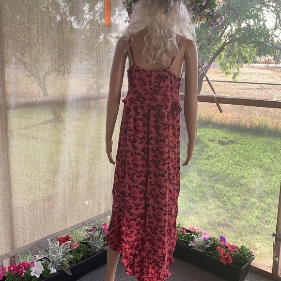 Figure Flattering High-Low Dress Red Floral Med - Picture 2 of 6